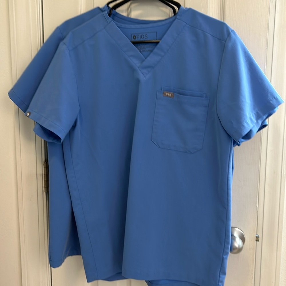 Men’s Fig scrub top in ceil blue